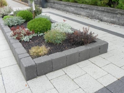 Block kerbs used to retain