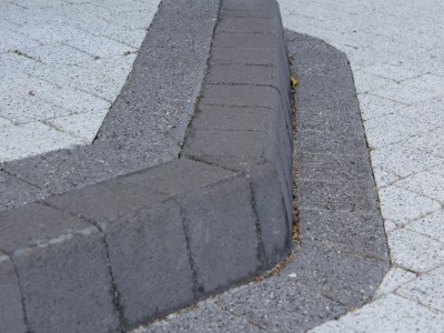 Key kerbs on a step